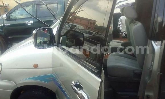 Acheter Occasion Voiture Toyota Noah Gris à Kampala, Ouganda Acheter Occasion Voiture Toyota Noah Gris à Kampala, Ouganda