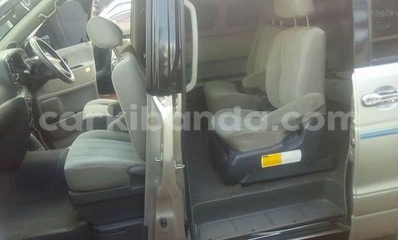 Acheter Occasion Voiture Toyota Noah Gris à Kampala, Ouganda Acheter Occasion Voiture Toyota Noah Gris à Kampala, Ouganda