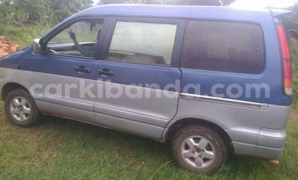 Acheter Occasion Voiture Toyota Noah Bleu à Kampala, Ouganda Acheter Occasion Voiture Toyota Noah Bleu à Kampala, Ouganda