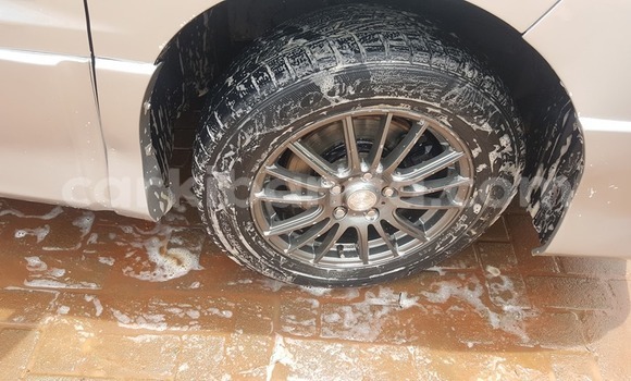 Acheter Occasion Voiture Toyota Alphard Gris à Kampala, Ouganda Acheter Occasion Voiture Toyota Alphard Gris à Kampala, Ouganda