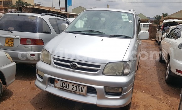 Acheter Occasion Voiture Toyota Noah Gris à Kampala, Ouganda Acheter Occasion Voiture Toyota Noah Gris à Kampala, Ouganda
