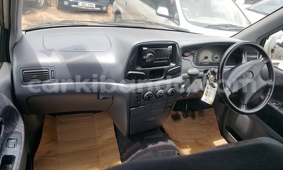 Acheter Occasion Voiture Toyota Noah Gris à Kampala, Ouganda Acheter Occasion Voiture Toyota Noah Gris à Kampala, Ouganda