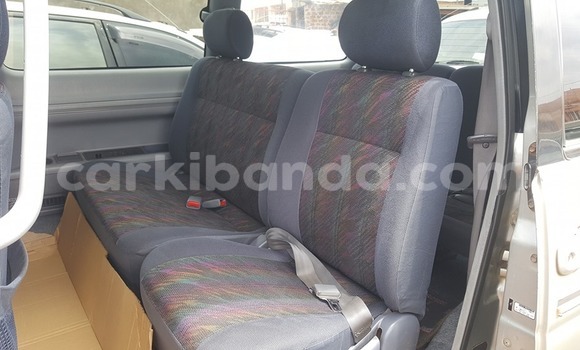 Acheter Occasion Voiture Toyota Noah Gris à Kampala, Ouganda Acheter Occasion Voiture Toyota Noah Gris à Kampala, Ouganda