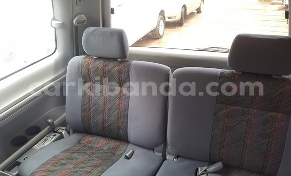 Acheter Occasion Voiture Toyota Noah Gris à Kampala, Ouganda Acheter Occasion Voiture Toyota Noah Gris à Kampala, Ouganda