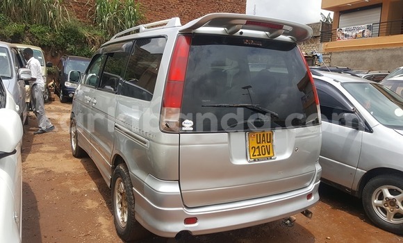 Acheter Occasion Voiture Toyota Noah Gris à Kampala, Ouganda Acheter Occasion Voiture Toyota Noah Gris à Kampala, Ouganda