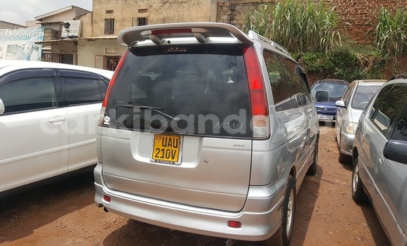 Acheter Occasion Voiture Toyota Noah Gris à Kampala, Ouganda Acheter Occasion Voiture Toyota Noah Gris à Kampala, Ouganda