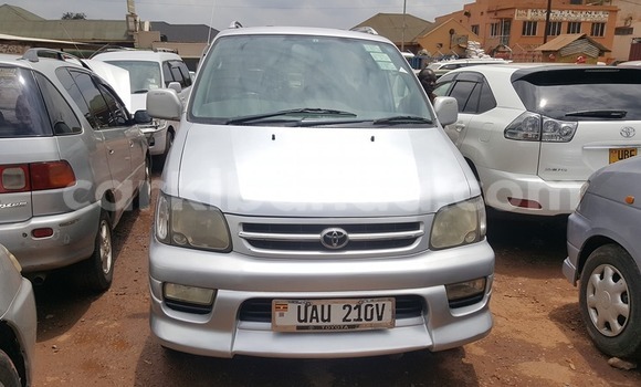 Acheter Occasion Voiture Toyota Noah Gris à Kampala, Ouganda Acheter Occasion Voiture Toyota Noah Gris à Kampala, Ouganda