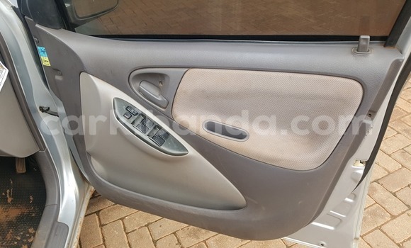 Acheter Occasion Voiture Toyota Platz Gris à Kampala, Ouganda Acheter Occasion Voiture Toyota Platz Gris à Kampala, Ouganda