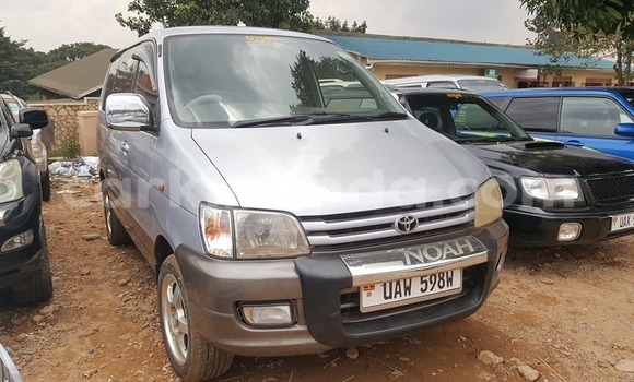 Acheter Occasion Voiture Toyota Noah Gris à Kampala, Ouganda Acheter Occasion Voiture Toyota Noah Gris à Kampala, Ouganda