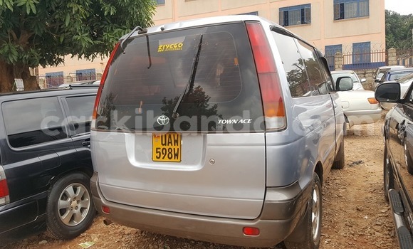Acheter Occasion Voiture Toyota Noah Gris à Kampala, Ouganda Acheter Occasion Voiture Toyota Noah Gris à Kampala, Ouganda