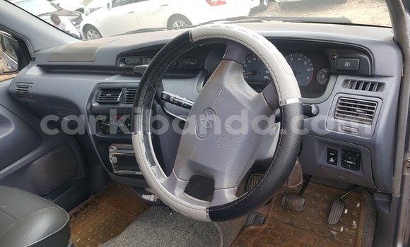 Acheter Occasion Voiture Toyota Noah Gris à Kampala, Ouganda Acheter Occasion Voiture Toyota Noah Gris à Kampala, Ouganda