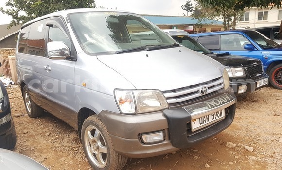 Acheter Occasion Voiture Toyota Noah Gris à Kampala, Ouganda Acheter Occasion Voiture Toyota Noah Gris à Kampala, Ouganda
