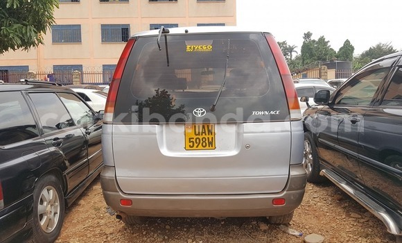 Acheter Occasion Voiture Toyota Noah Gris à Kampala, Ouganda Acheter Occasion Voiture Toyota Noah Gris à Kampala, Ouganda