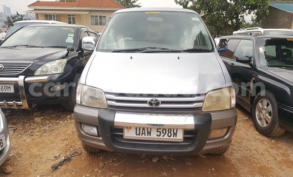 Acheter Occasion Voiture Toyota Noah Gris à Kampala, Ouganda Acheter Occasion Voiture Toyota Noah Gris à Kampala, Ouganda