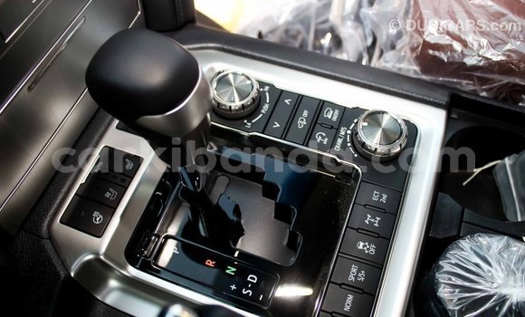 Acheter Import Voiture Toyota Land Cruiser Noir à Import - Dubai, Ouganda Acheter Import Voiture Toyota Land Cruiser Noir à Import - Dubai, Ouganda