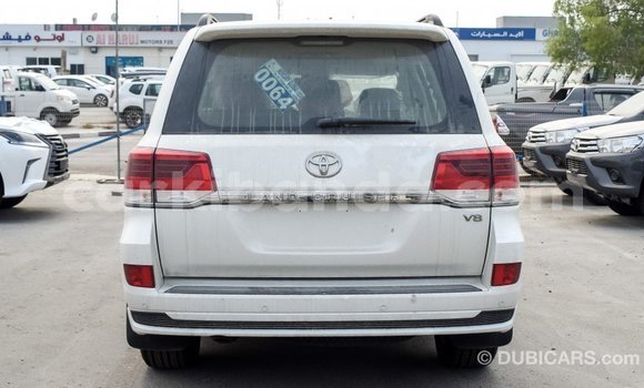 Acheter Import Voiture Toyota Land Cruiser Blanc à Import - Dubai, Ouganda Acheter Import Voiture Toyota Land Cruiser Blanc à Import - Dubai, Ouganda