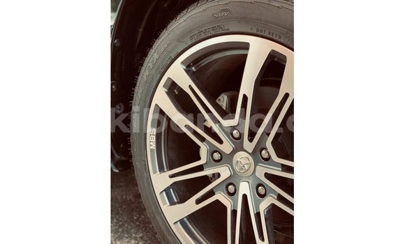 Acheter Import Voiture Toyota Land Cruiser Noir à Import - Dubai, Ouganda Acheter Import Voiture Toyota Land Cruiser Noir à Import - Dubai, Ouganda