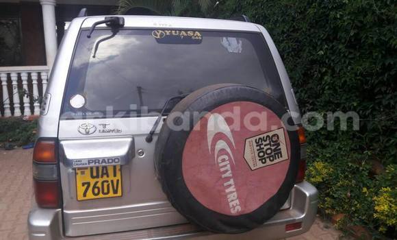 Gura Yakoze Toyota Land Cruiser Silver Imodoka i Kampala mu Uganda Gura Yakoze Toyota Land Cruiser Silver Imodoka i Kampala mu Uganda
