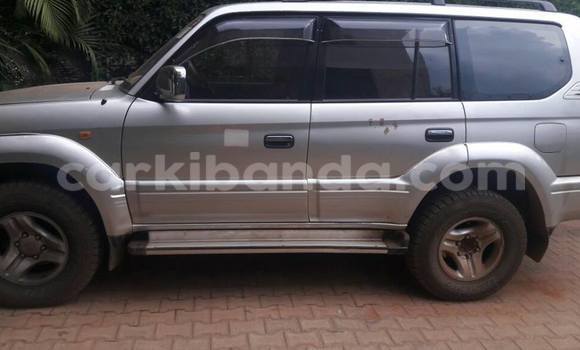 Gura Yakoze Toyota Land Cruiser Silver Imodoka i Kampala mu Uganda Gura Yakoze Toyota Land Cruiser Silver Imodoka i Kampala mu Uganda