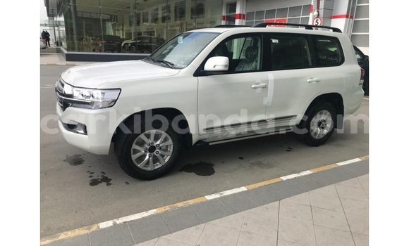 Acheter Import Voiture Toyota Land Cruiser Blanc à Import - Dubai, Ouganda Acheter Import Voiture Toyota Land Cruiser Blanc à Import - Dubai, Ouganda