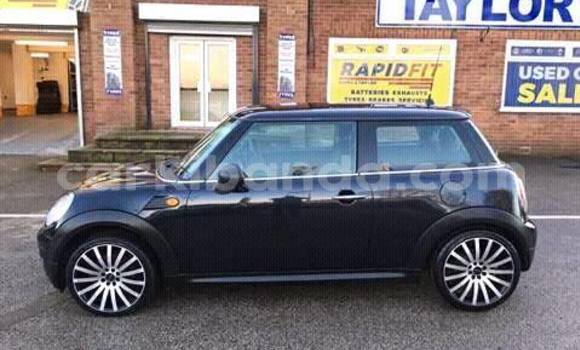 Gura Yakoze MINI Cooper Black Imodoka i Kampala mu Uganda Gura Yakoze MINI Cooper Black Imodoka i Kampala mu Uganda