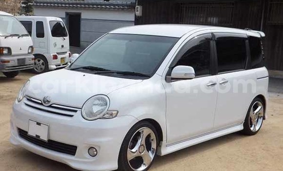 Nunua Imported Toyota Sienta Nyeupe Gari ndani ya Kampala nchini Uganda Nunua Imported Toyota Sienta Nyeupe Gari ndani ya Kampala nchini Uganda