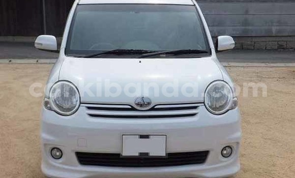 Nunua Imported Toyota Sienta Nyeupe Gari ndani ya Kampala nchini Uganda Nunua Imported Toyota Sienta Nyeupe Gari ndani ya Kampala nchini Uganda
