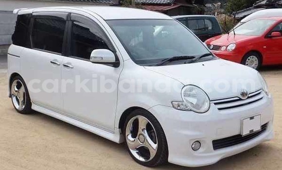 Nunua Imported Toyota Sienta Nyeupe Gari ndani ya Kampala nchini Uganda Nunua Imported Toyota Sienta Nyeupe Gari ndani ya Kampala nchini Uganda