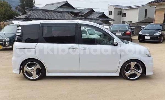 Nunua Imported Toyota Sienta Nyeupe Gari ndani ya Kampala nchini Uganda Nunua Imported Toyota Sienta Nyeupe Gari ndani ya Kampala nchini Uganda