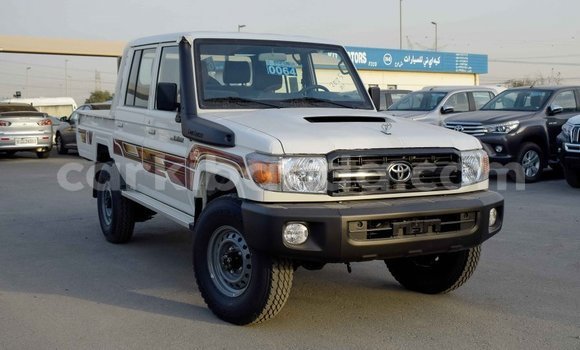 Acheter Import Voiture Toyota Land Cruiser Blanc à Import - Dubai, Ouganda Acheter Import Voiture Toyota Land Cruiser Blanc à Import - Dubai, Ouganda
