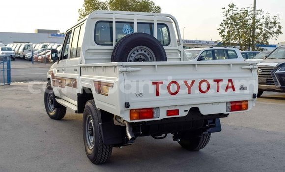 Acheter Import Voiture Toyota Land Cruiser Blanc à Import - Dubai, Ouganda Acheter Import Voiture Toyota Land Cruiser Blanc à Import - Dubai, Ouganda