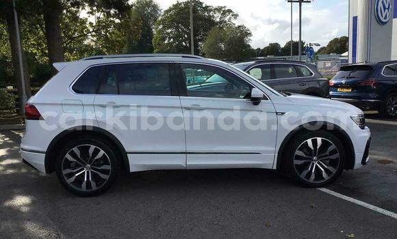 Nunua Ilio tumika Volkswagen Tiguan Nyeupe Gari ndani ya Kampala nchini Uganda Nunua Ilio tumika Volkswagen Tiguan Nyeupe Gari ndani ya Kampala nchini Uganda