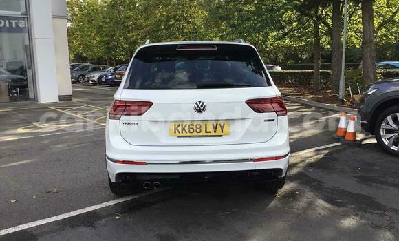 Nunua Ilio tumika Volkswagen Tiguan Nyeupe Gari ndani ya Kampala nchini Uganda Nunua Ilio tumika Volkswagen Tiguan Nyeupe Gari ndani ya Kampala nchini Uganda