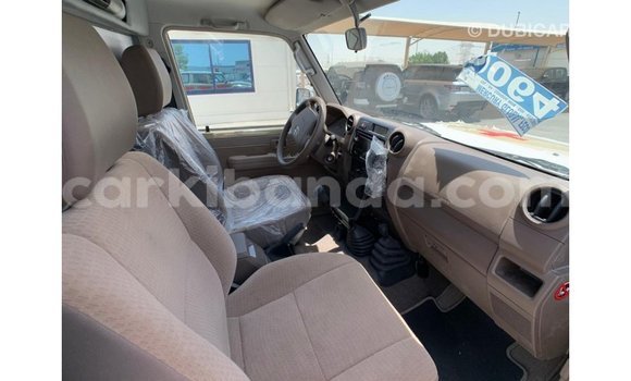 Acheter Import Voiture Toyota Land Cruiser Beige à Import - Dubai, Ouganda Acheter Import Voiture Toyota Land Cruiser Beige à Import - Dubai, Ouganda