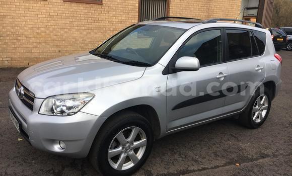 Gura Yakoze Toyota RAV4 Silver Imodoka i Kampala mu Uganda Gura Yakoze Toyota RAV4 Silver Imodoka i Kampala mu Uganda