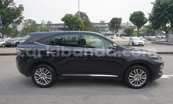 Gura Yakoze Toyota Harrier Black Imodoka i Kampala mu Uganda Gura Yakoze Toyota Harrier Black Imodoka i Kampala mu Uganda
