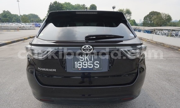 Gura Yakoze Toyota Harrier Black Imodoka i Kampala mu Uganda Gura Yakoze Toyota Harrier Black Imodoka i Kampala mu Uganda