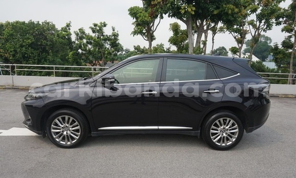 Gura Yakoze Toyota Harrier Black Imodoka i Kampala mu Uganda Gura Yakoze Toyota Harrier Black Imodoka i Kampala mu Uganda