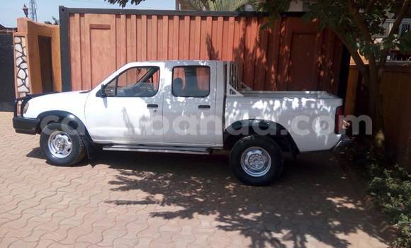Gura Yakoze Nissan Hardbody White Imodoka i Kampala mu Uganda Gura Yakoze Nissan Hardbody White Imodoka i Kampala mu Uganda