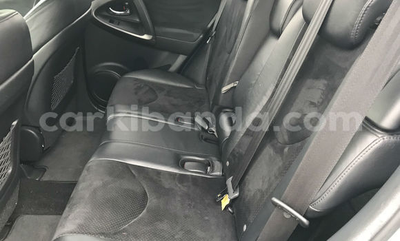 Nunua Ilio tumika Toyota RAV4 Fedha Gari ndani ya Kampala nchini Uganda Nunua Ilio tumika Toyota RAV4 Fedha Gari ndani ya Kampala nchini Uganda