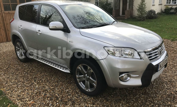 Nunua Ilio tumika Toyota RAV4 Fedha Gari ndani ya Kampala nchini Uganda Nunua Ilio tumika Toyota RAV4 Fedha Gari ndani ya Kampala nchini Uganda
