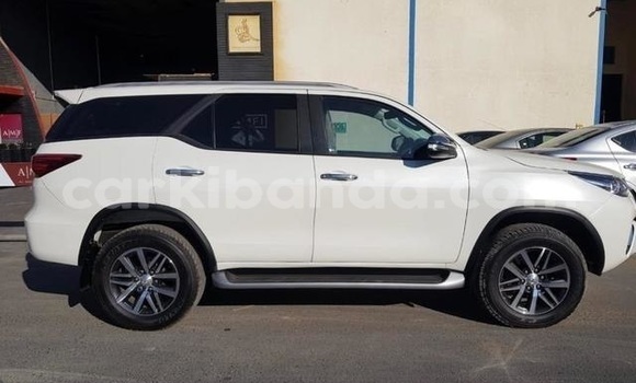 Gura Yakoze Toyota Fortuner White Imodoka i Kampala mu Uganda Gura Yakoze Toyota Fortuner White Imodoka i Kampala mu Uganda