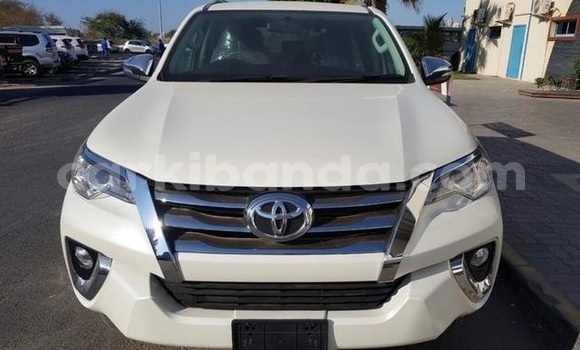 Gura Yakoze Toyota Fortuner White Imodoka i Kampala mu Uganda Gura Yakoze Toyota Fortuner White Imodoka i Kampala mu Uganda