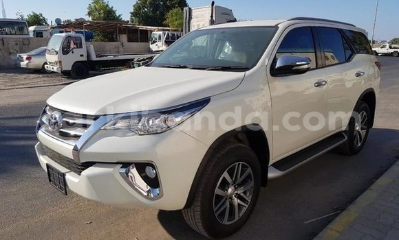 Gura Yakoze Toyota Fortuner White Imodoka i Kampala mu Uganda Gura Yakoze Toyota Fortuner White Imodoka i Kampala mu Uganda