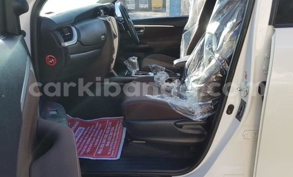 Gura Yakoze Toyota Fortuner White Imodoka i Kampala mu Uganda Gura Yakoze Toyota Fortuner White Imodoka i Kampala mu Uganda