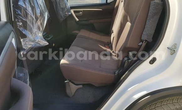 Gura Yakoze Toyota Fortuner White Imodoka i Kampala mu Uganda Gura Yakoze Toyota Fortuner White Imodoka i Kampala mu Uganda