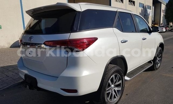 Gura Yakoze Toyota Fortuner White Imodoka i Kampala mu Uganda Gura Yakoze Toyota Fortuner White Imodoka i Kampala mu Uganda