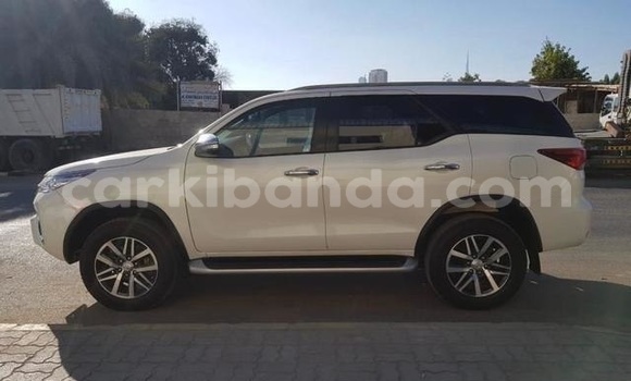 Gura Yakoze Toyota Fortuner White Imodoka i Kampala mu Uganda Gura Yakoze Toyota Fortuner White Imodoka i Kampala mu Uganda
