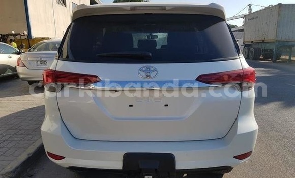 Gura Yakoze Toyota Fortuner White Imodoka i Kampala mu Uganda Gura Yakoze Toyota Fortuner White Imodoka i Kampala mu Uganda