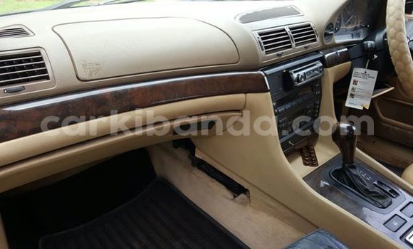 Gura Yakoze BMW 5–Series Blue Imodoka i Kampala mu Uganda Gura Yakoze BMW 5–Series Blue Imodoka i Kampala mu Uganda